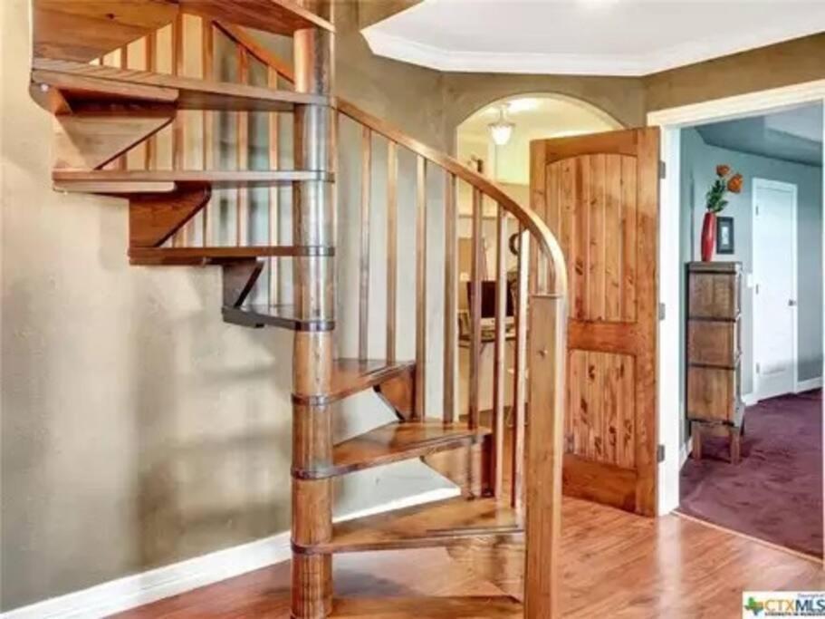 Entire 2Br 2Ba Hilltop View Home Sleeps 8 Pets 4 Acres Jacuzzi Central Ac Kingbeds Free Wifi-Parking Kitchen Washerdryer Starry Terrace Two Sunset Dining Patios Grill Stovetop Oven Fridge Onsitewoodedhiking Wildlife Coveredpatio4Pets & Birds Singing! Marble Falls Eksteriør billede