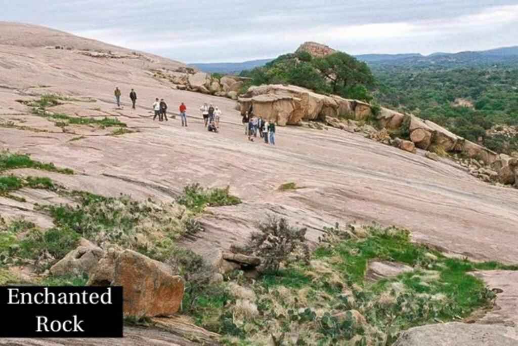 Entire 2Br 2Ba Hilltop View Home Sleeps 8 Pets 4 Acres Jacuzzi Central Ac Kingbeds Free Wifi-Parking Kitchen Washerdryer Starry Terrace Two Sunset Dining Patios Grill Stovetop Oven Fridge Onsitewoodedhiking Wildlife Coveredpatio4Pets & Birds Singing! Marble Falls Eksteriør billede
