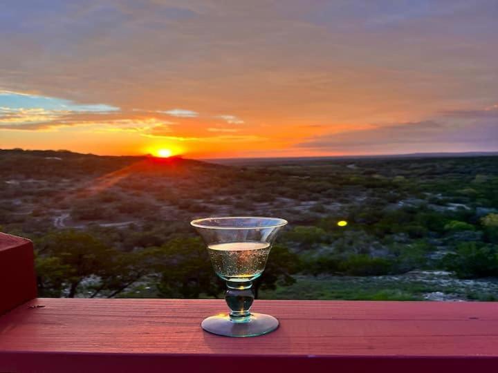 Entire 2Br 2Ba Hilltop View Home Sleeps 8 Pets 4 Acres Jacuzzi Central Ac Kingbeds Free Wifi-Parking Kitchen Washerdryer Starry Terrace Two Sunset Dining Patios Grill Stovetop Oven Fridge Onsitewoodedhiking Wildlife Coveredpatio4Pets & Birds Singing! Marble Falls Eksteriør billede