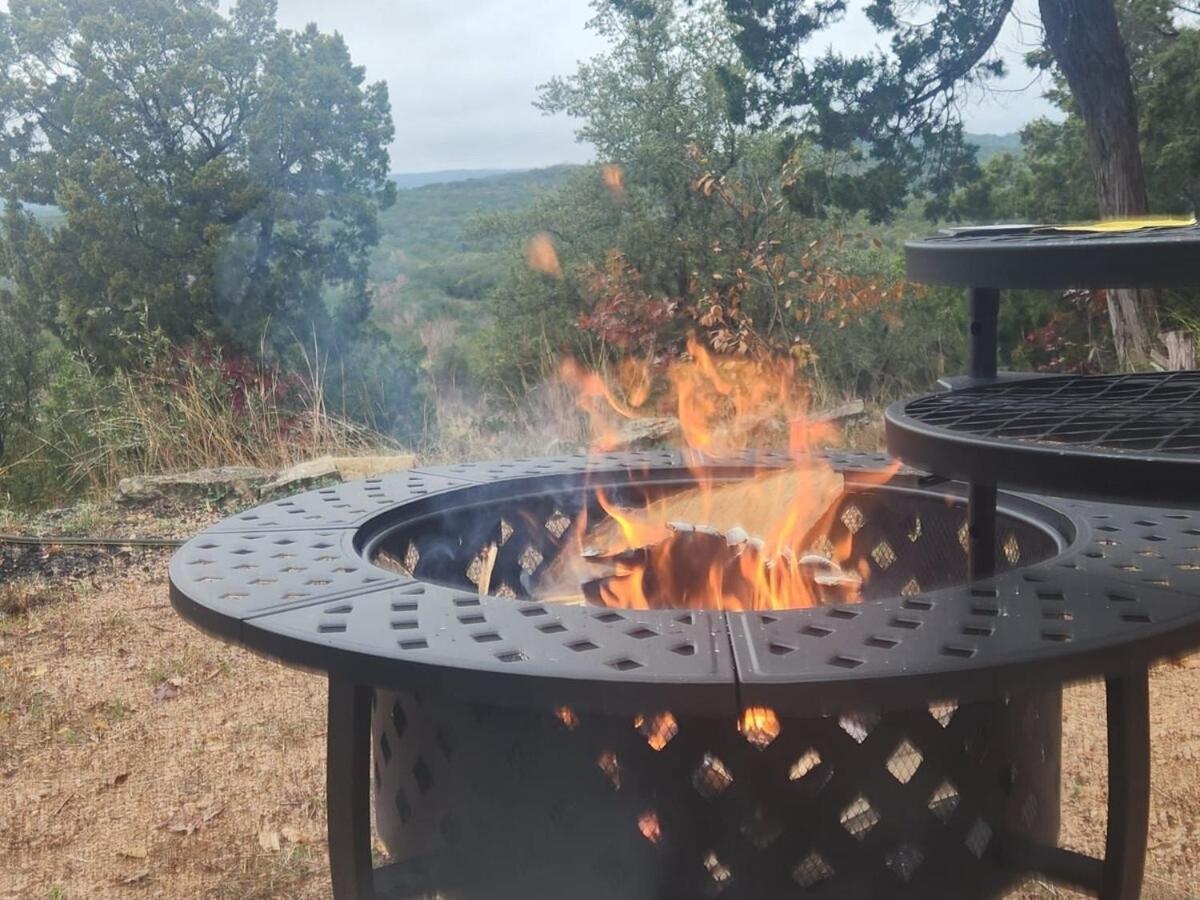 Entire 2Br 2Ba Hilltop View Home Sleeps 8 Pets 4 Acres Jacuzzi Central Ac Kingbeds Free Wifi-Parking Kitchen Washerdryer Starry Terrace Two Sunset Dining Patios Grill Stovetop Oven Fridge Onsitewoodedhiking Wildlife Coveredpatio4Pets & Birds Singing! Marble Falls Eksteriør billede
